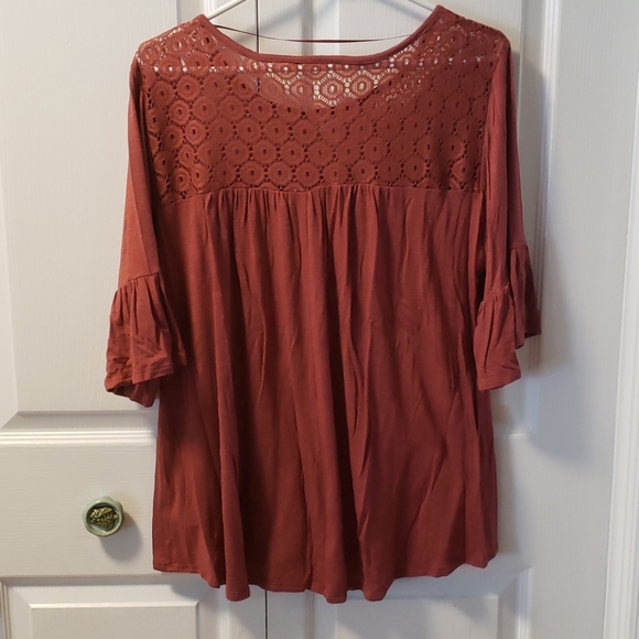 5/$20🕸 lace detail rust colored top - Picture 5 of 5